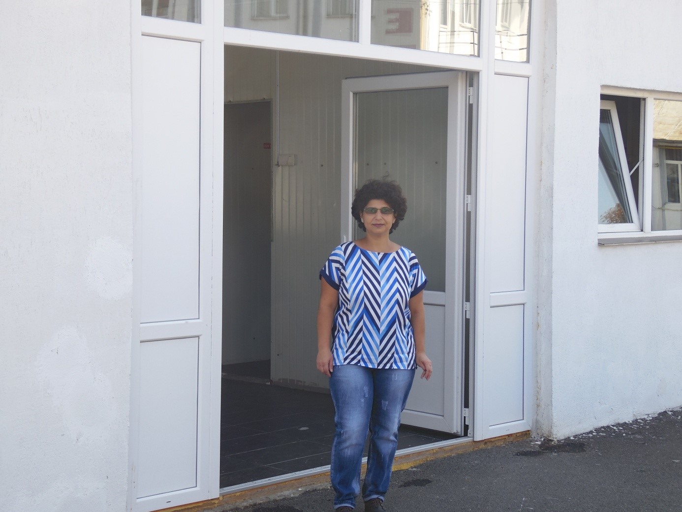 „Acum, pot să-mi organizez timpul cum vreau, nu mai sunt dependentă de un program fix” – Luminița Pârvan în fața intrării în punctul de lucru al firmei Sandart Wood din Ploiești, strada Marin Mehedințeanu, Nr. 3-5, clădirea C13, latura Est.